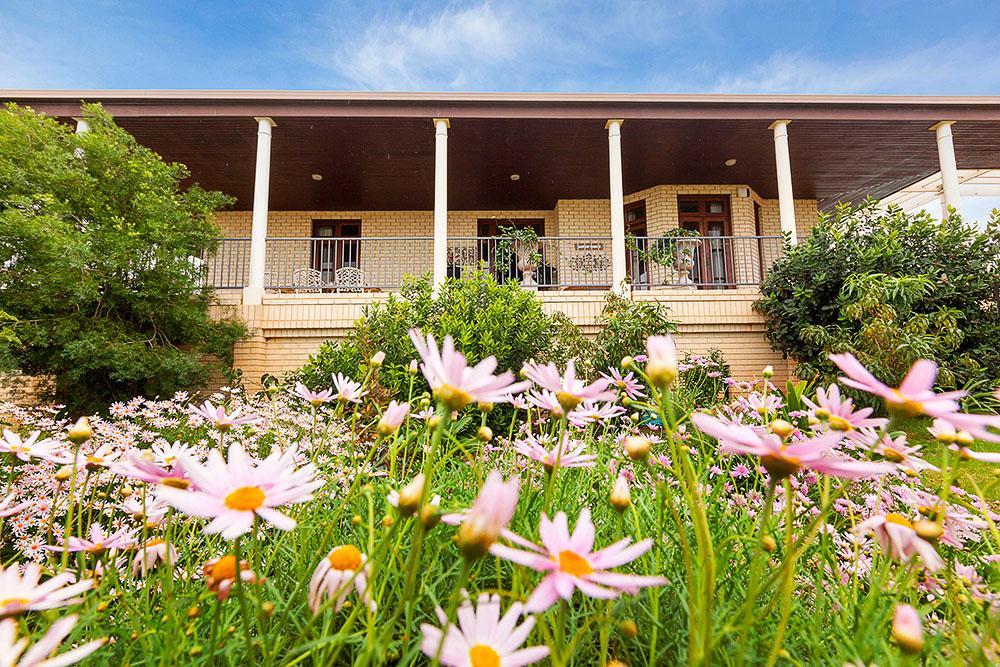 Fairway Manor Accommodation Нортам Экстерьер фото